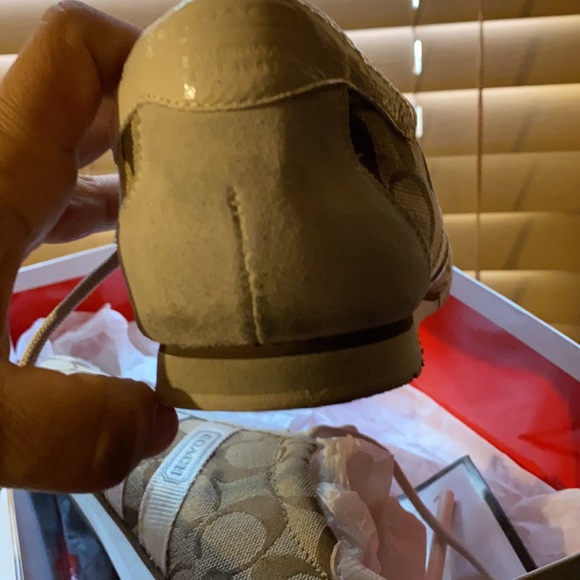 Beautiful  sneakers were once super comfortable super nice in good condition - Picture 4 of 8